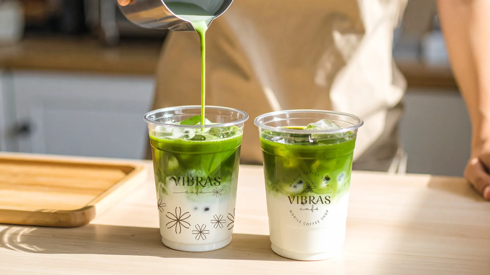 Matcha vertido sobre leche fría en vasos Vibras