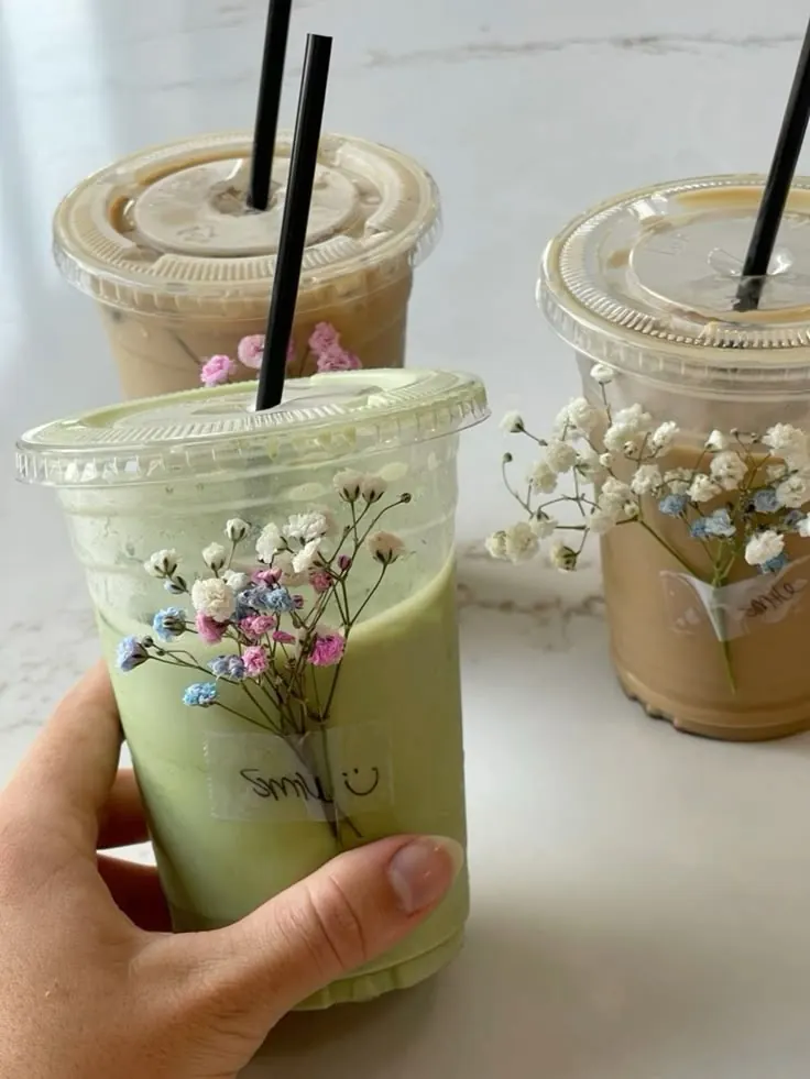 Matcha latte helado con flores secas